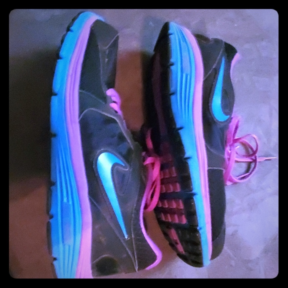 Nike tennis shoes